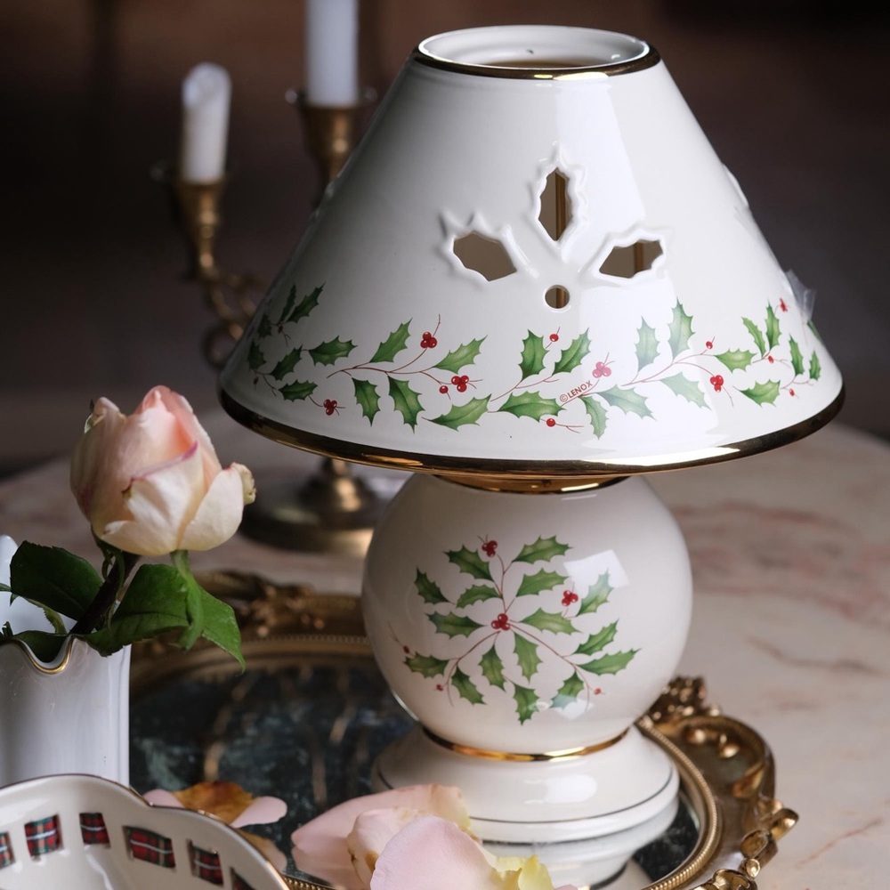 Lenox 24k accent Holiday Christmas Holly Berry Porcelain Table Lamp